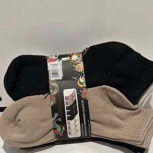 NWT Ed Hardy Men’s (8) Pairs Cushioned Quarter Socks. Fits size 6-12